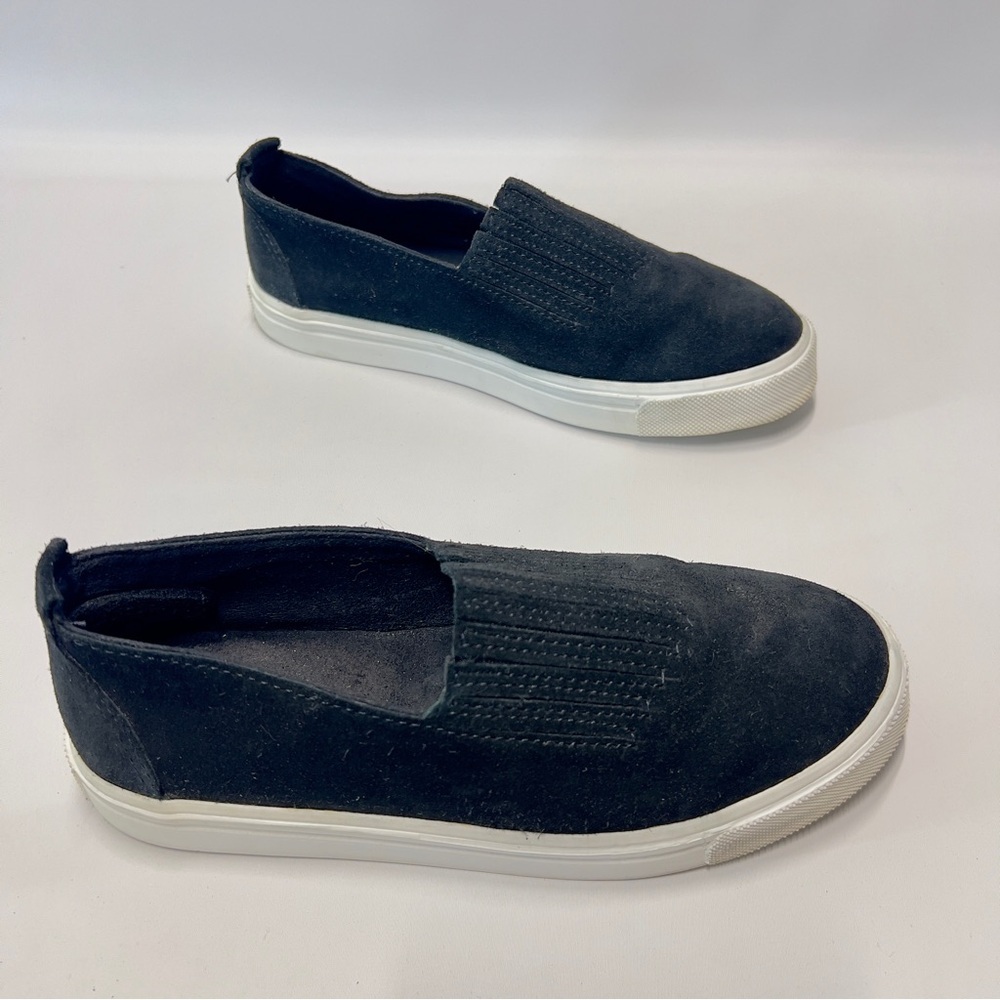 Minnetonka Women’s 5.5 Black Slip-On Suede Leather Shoes
